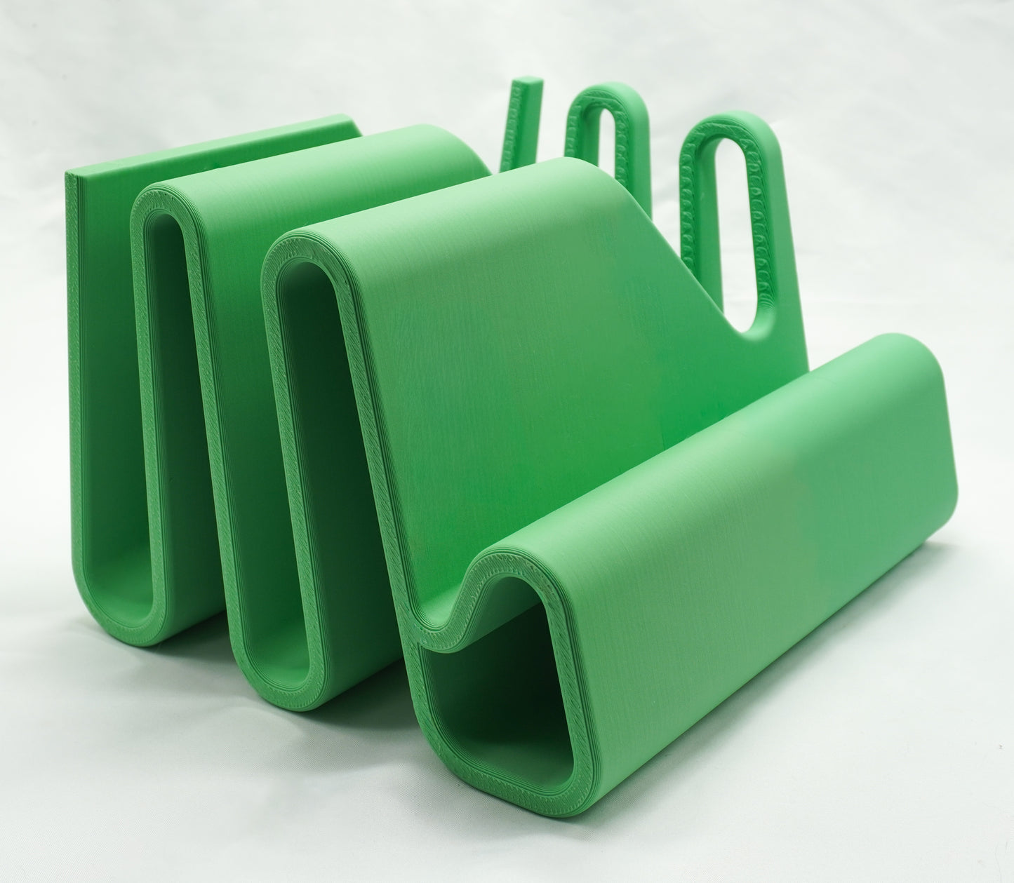 Device Taco 3D printed device organizer in green, wave-shaped multi-slot dock